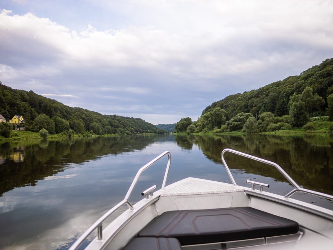 Mit dem Boot durchs Elbtal